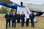 Члены экипажа борта Airbus A320 «Уральских авиалиний», совершившего аварийную посадку на грунт в Убинском районе Новосибирской области, 12 сентября 2023 года