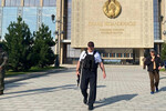 30 августа митингующие подошли к Дворцу независимости, где в то время, по данным пресс-службы президента, находился сам Лукашенко. После этого в сети появилась фотография белорусского лидера с автоматом на фоне резиденции, которая сразу же вызвала небывалый ажиотаж в СМИ