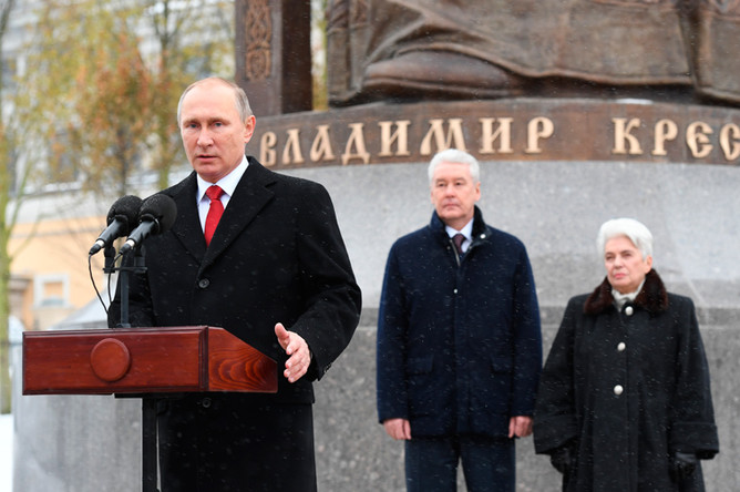 Президент РФ Владимир Путин выступает на церемонии открытия памятника князю Владимиру