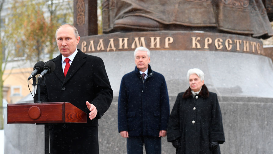 Президент РФ Владимир Путин выступает на&nbsp;церемонии открытия памятника князю Владимиру