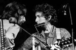 Джордж Харрисон и Боб Дилан во время благотворительного концерта для помощи беженцам из Восточного Пакистана (ныне Бангладеш) в Медисон-сквер-гарден в Нью-Йорке, 1 августа 1971 года