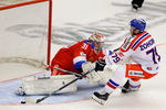 Хоккеист сборной Чехии Томаш Зогорна атакует ворота российской команды в матче на Евротуре