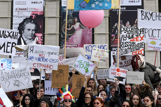 Участники «Монстрации» во время акции в Новосибирске, 1 мая 2018 года
