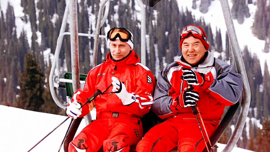 Президенты России и Казахстана Владимир Путин и Нурсултан Назарбаев во время отдыха на горнолыжном курорте Чимбулак в Казахстане по окончании неформального саммита СНГ, 2002 год
