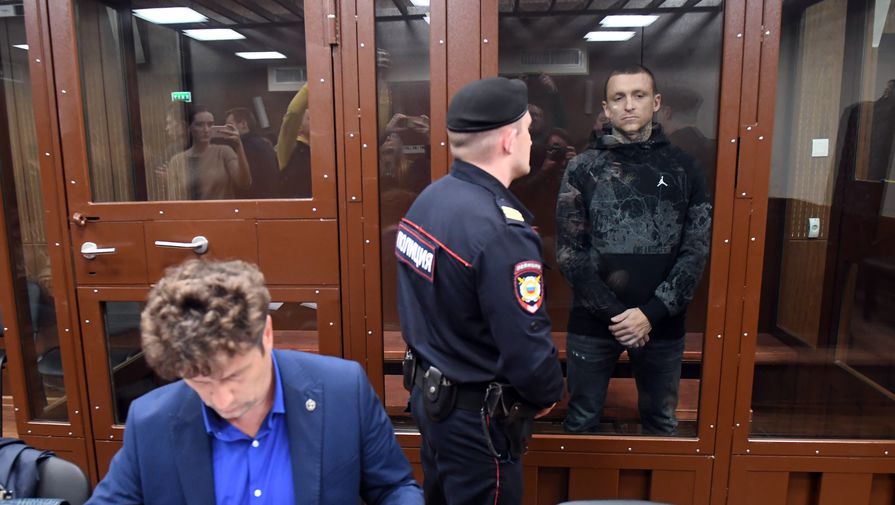 Адвокат Павла Мамаева Игорь Бушманов (на переднем плане) и сам футболист