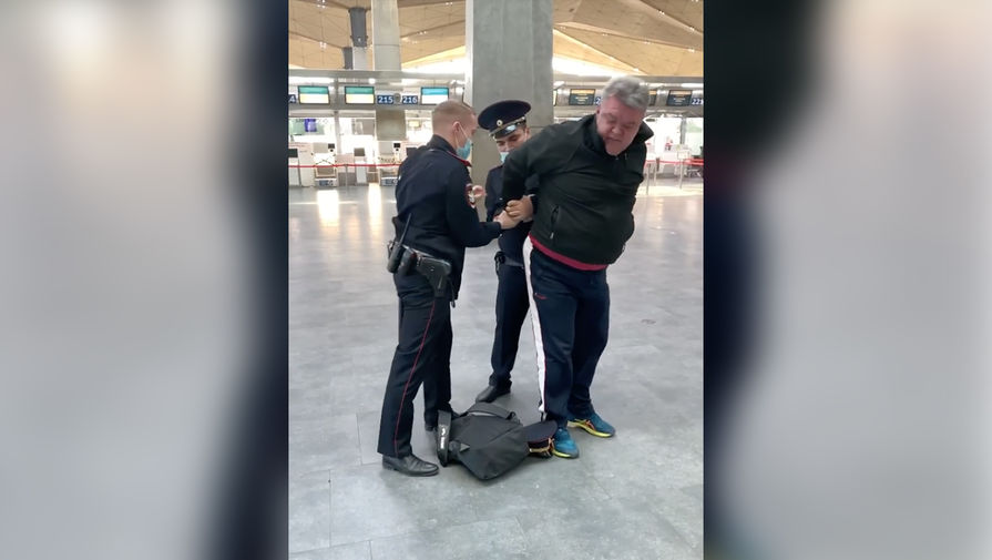 Заслуженного тренера России жестко задержали в аэропорту за отказ надевать маску