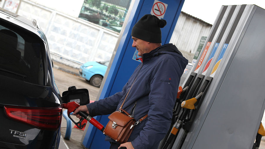 Названа причина недешевеющего бензина в России