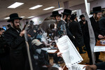 Члены еврейской общины регистрируются на избирательном участке в Бруклине в день парламентских выборов в Израиле, Нью-Йорк, 8 ноября 2022 года