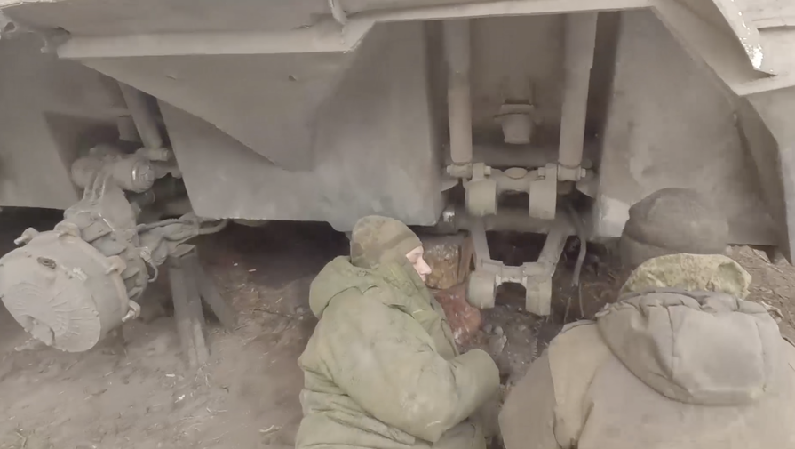 Минобороны РФ показало ремонт БТР в полевых условиях в зоне СВО