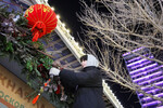 Украшения фасада на Новом Арбате в преддверии Нового года по китайскому календарю