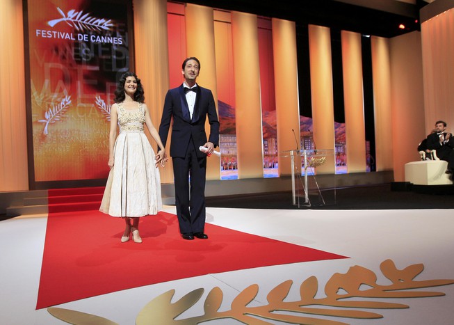 Одри Тату и Эдриан Броуди на&nbsp;сцене во время церемонии награждения Каннского кинофестиваля.