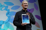 Генеральный директор Apple Тим Кук презентует новый iPad Air 