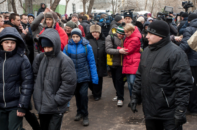 Учащиеся московской школы №263 покидают здание