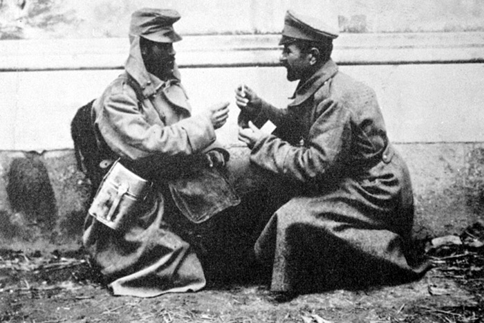  Австрийский (слева) и русский солдаты обмениваются папиросами во время Первой мировой войны
