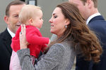 Кейт Миддлтон держит на руках сына, принца Джорджа во время визита в Австралию, 25 апреля 2014 года