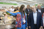 Елена Исинбаева с Владимиром Путиным в Сочи в качестве мэра олимпийской деревни