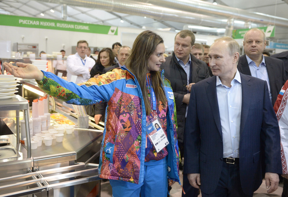 Елена Исинбаева с Владимиром Путиным в Сочи в качестве мэра олимпийской деревни