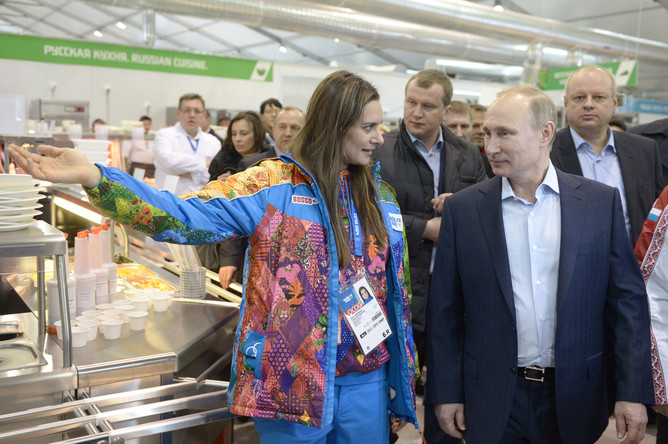 Елена Исинбаева с Владимиром Путиным в Сочи в качестве мэра олимпийской деревни