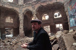 Боно на развалинах библиотеки в Сараево, 1995 год