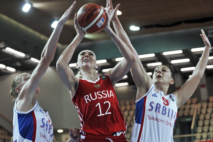 Сборная России обыграла Сербию на групповом этапе, но сербки в итоге выиграли турнир, а россиянки остались без медалей и Олимпиады