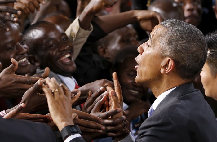 Барак Обама приветствует публику в&nbsp;Найроби, Кения, 26&nbsp;июля 2015&nbsp;года