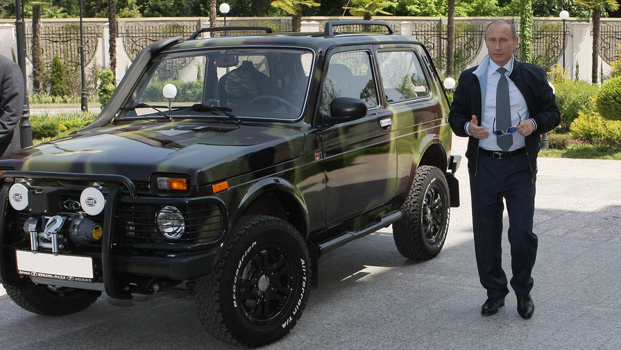 Владимир Путин показывает журналистам свой автомобиль &laquo;Нива&raquo;, 2009&nbsp;год