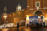 Фура с главной новогодней елкой страны въезжает в Спасские ворота Кремля