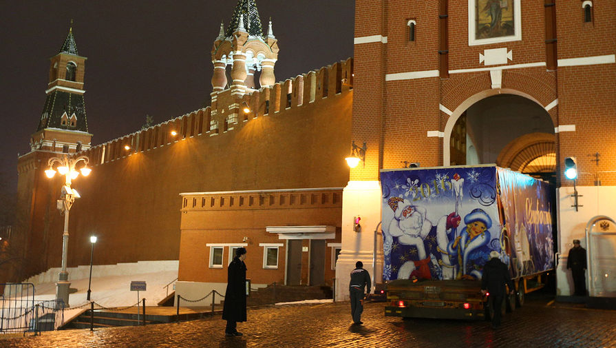 Фура с&nbsp;главной новогодней елкой страны въезжает в&nbsp;Спасские ворота Кремля