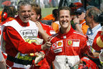 Михаэль Шумахер празднует завоевание 66-й поул-позишн на Гран-при в Сан-Марино