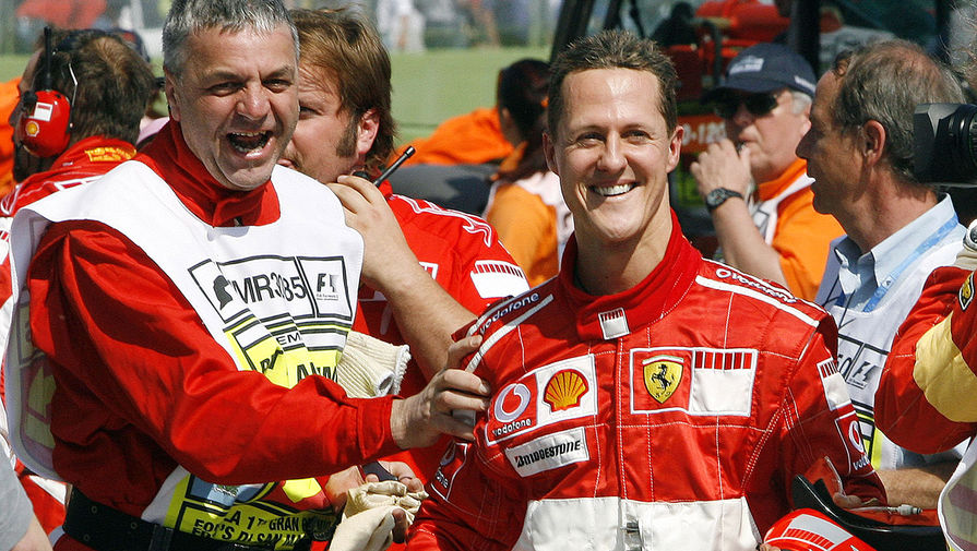 Михаэль Шумахер празднует завоевание 66-й поул-позишн на&nbsp;Гран-при в&nbsp;Сан-Марино