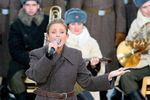 Юлия Началова во время выступления на театрализованном представлении, посвященном 63-й годовщине разгрома немецко-фашистских войск под Москвой, 2004 год 
