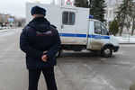 Сотрудник полиции охраняет территорию около Донецкого областного суда во время доставки в суд гражданки Украины Надежды Савченко, где 21 марта начнется оглашение приговора по ее делу