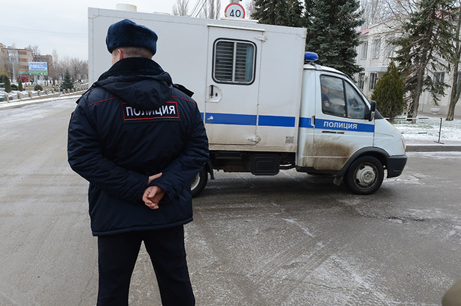 Сотрудник полиции охраняет территорию около Донецкого областного суда во время доставки в суд гражданки Украины Надежды Савченко, где 21 марта начнется оглашение приговора по ее делу