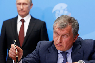 Президент России Владимир Путин и глава «Роснефти» Игорь Сечин на форуме ПМЭФ в Санкт-Петербурге, 2014 год