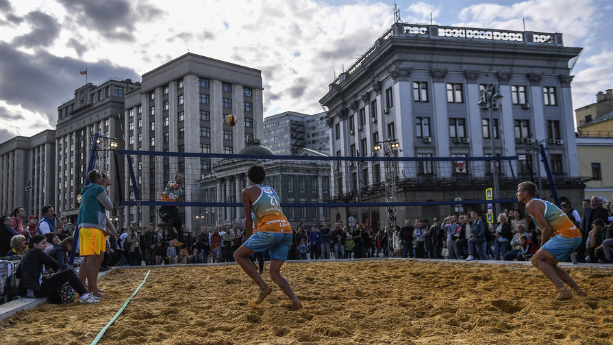 Пляжный волейбол во время празднования Дня города в Москве