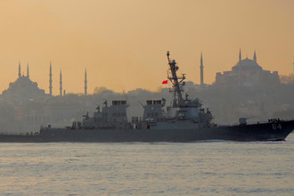 Эсминец ВМС США USS Carney в проливе Босфор на пути к Черному морю, 5 января 2018 года