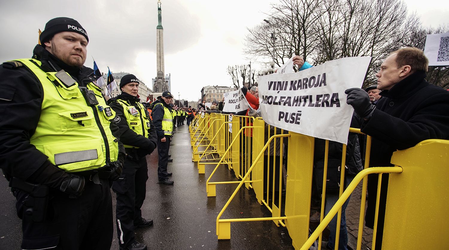 Жители на акции протеста во время марша легионеров Waffen SS в Риге, 16 марта 2019 года