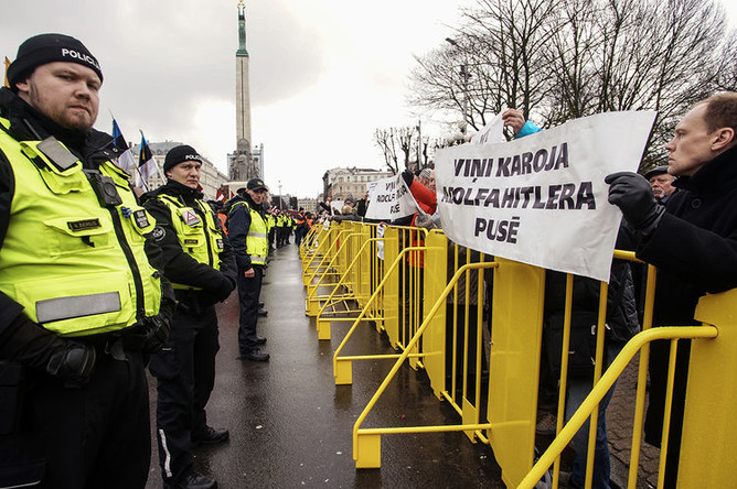 Жители на акции протеста во время марша легионеров Waffen SS в Риге, 16 марта 2019 года