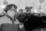 Вице-адмирал, начальник штаба Северного флота Михаил Моцак в доке ПД-50 судоремонтного завода в поселке Росляково, 22 октября 2001 года