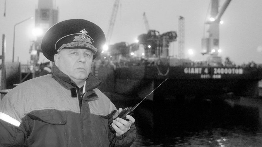 Вице-адмирал, начальник штаба Северного флота Михаил Моцак в доке ПД-50 судоремонтного завода в поселке Росляково, 22 октября 2001 года