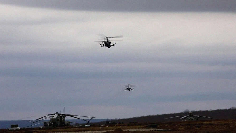 Минобороны РФ показало кадры ракетных ударов с вертолетов Ка-52 по военной технике ВСУ