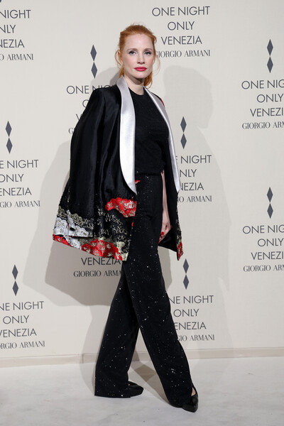 Актриса Джессика Честейн решила отказаться от платьев в&nbsp;пользу смокинга и брюк. Она пришла на&nbsp;вечеринку Giorgio Armani в&nbsp;мерцающем костюме из&nbsp;новой кутюрной коллекции Armani Prive.
