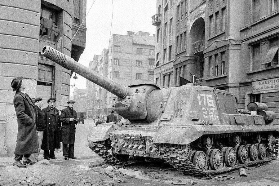<b>ИСУ-152 «Зверобой»</b>
<br><br>
Тяжелая самоходка на&nbsp;базе танка ИС. Орудие «Зверобоя» имело калибр 152&nbsp;мм, и прямое попадание снаряда поражало любой немецкий танк &mdash; кроме разве что сверхтяжелой САУ «Фердинанд». Однако, помимо достоинств, ИСУ-152 имела и недостатки. Самым большим из&nbsp;них был малый возимый боекомплект в&nbsp;21 выстрел. Зато ИСУ-152 было довольно легко чинить.