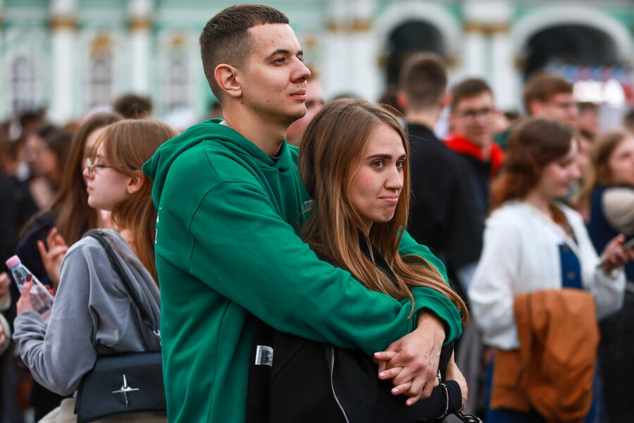 Выпускники на&nbsp;Дворцовой площади во время ежегодного праздника &laquo;Алые паруса&raquo; в&nbsp;Санкт-Петербурге, 28&nbsp;июня 2025&nbsp;года