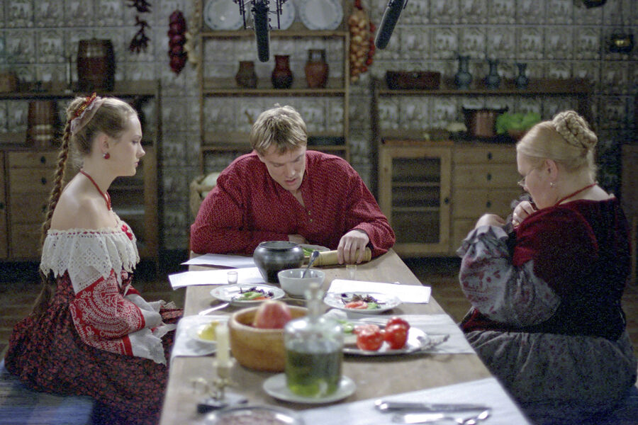 <b>12-е место. &laquo;Бедная Настя&raquo; (2003-2004)</b>
<br><br>
Красивейшая костюмированная драма &mdash; о&nbsp;крепостной сироте, которая становится дворянкой и находит любовь. Главная российская «Санта-Барбара» начала нулевых, сделавшая Елену Корикову одним из&nbsp;секс-символов поколения.
