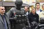 Депутаты региональных советов и представители делового сообщества Италии фотографируются у памятника «вежливым людям» в Симферополе