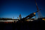 Установка ракеты-носителя «Союз-ФГ» с транспортным пилотируемым кораблем «Союз МС-02» в пусковую установку на стартовой площадке космодрома Байконур