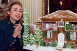 Хиллари Клинтон около рождественского пряничного домика в Белом доме, 1995 год