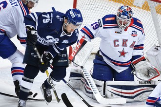 Вратарь СКА Микко Коскинен, игрок «Динамо» Даниил Тарасов и игрок СКА Патрик Херсли