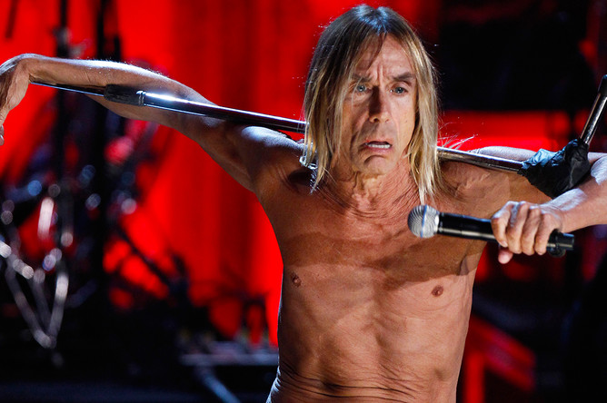 Выступление Игги Попа и The Stooges на церемонии включения в Зал славы рок-н-ролла в отеле «Уолдорф-Астория» в Нью-Йорке, 2010 год